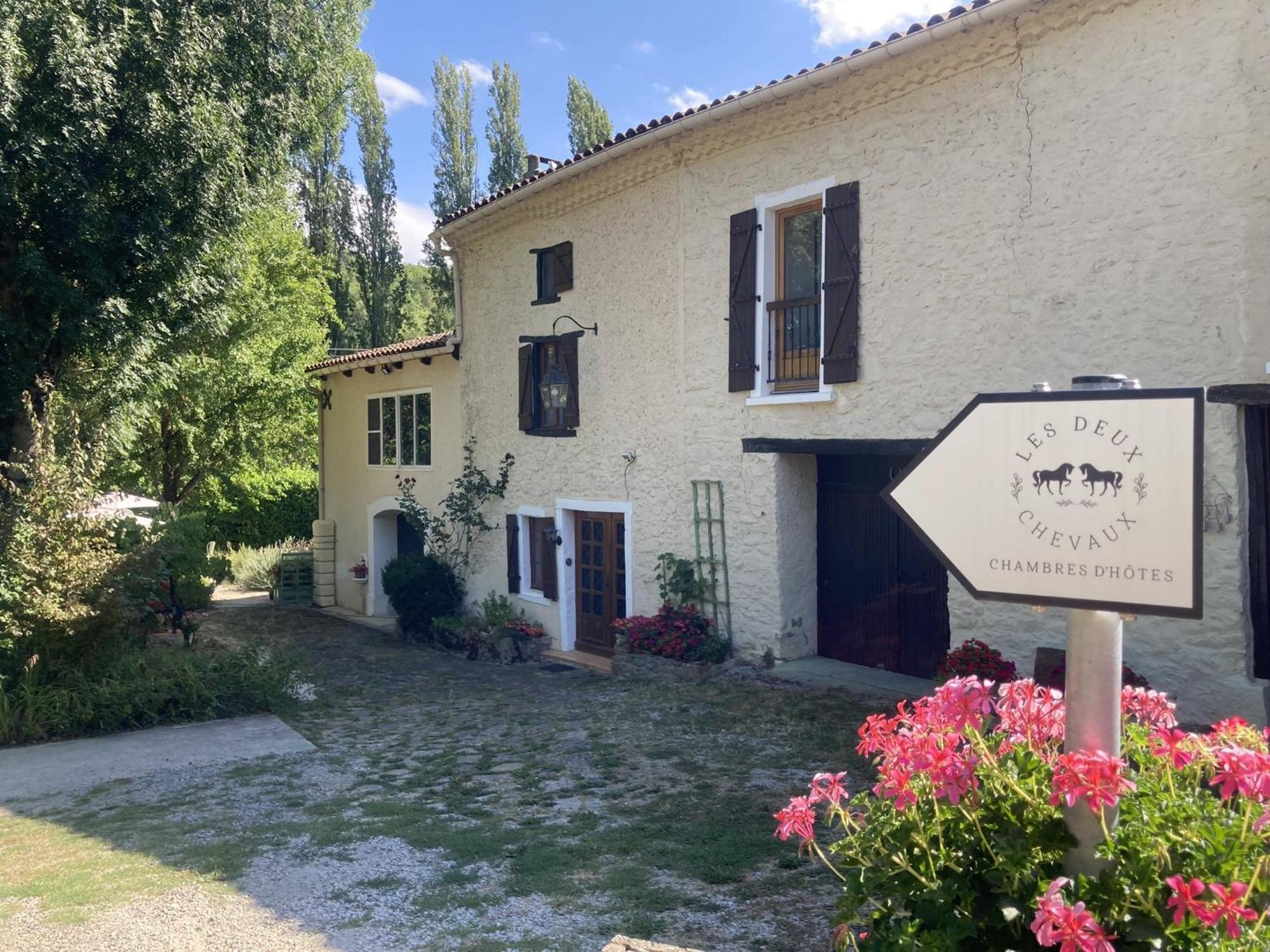 Les Deux Chevaux Chambres D'Hotes Rouvenac Exterior photo